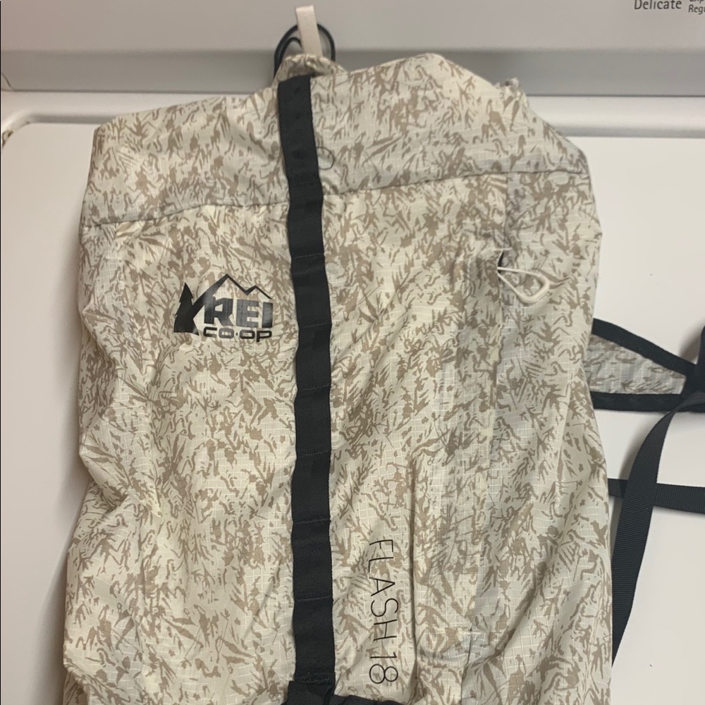 MINT* White REI Flash 18 Backpack / Drawstring Bag